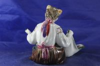 Лот: 25633304. Фото: 3. Украинка с ковром статуэтка фарфоровая... Коллекционирование, моделизм
