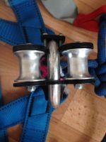 Лот: 10226591. Фото: 2. Карабин Petzl c роликом для навесной... Спортивные товары