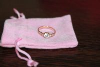 Лот: 6187698. Фото: 2. золотое кольцо с большим фианитом. Ювелирные изделия, бижутерия, часы