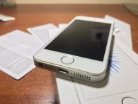 Лот: 16088553. Фото: 3. iPhone SE 64Gb серебристого цвета. Красноярск