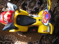 Лот: 1789024. Фото: 3. Электромобиль.(катались 5 раз). Дети растут