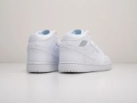 Лот: 16161654. Фото: 3. Кроссовки Nike Air Jordan 1 Mid. Одежда, обувь, галантерея