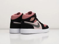 Лот: 19999941. Фото: 2. Кроссовки Nike Air Jordan 1 Mid. Женская обувь