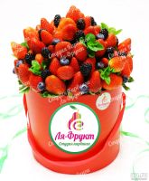 Лот: 9166549. Фото: 2. Букет из Клубники в Шляпной коробочке... 23 февраля и 8 марта