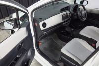 Лот: 24589361. Фото: 12. Toyota Vitz 2011