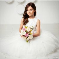 Лот: 9133129. Фото: 2. Пышное платье с бантом и стразами... Одежда и аксессуары