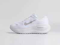 Лот: 25580266. Фото: 2. Кроссовки Nike Vomero 18. Женская обувь