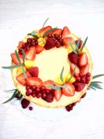 Лот: 11263793. Фото: 2. Торт с ягодой. Кондитерские изделия, конфеты