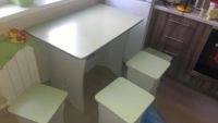 Лот: 8190478. Фото: 2. Стол кухонный с 4 табуретками. Кухонная мебель