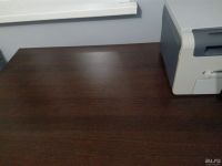 Лот: 10863786. Фото: 2. Стол темно-коричневого цвета. Офисная мебель и домашние кабинеты