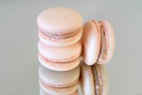 Лот: 15652805. Фото: 2. Пирожные макаруны "клубника-мята... Кондитерские изделия, конфеты