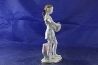 Лот: 25633316. Фото: 5. Фарфоровая статуэтка Юная помощница...
