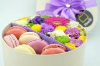 Лот: 6924003. Фото: 7. FlowerBox с макарунами (хризантема...