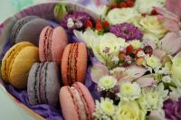 Лот: 6947384. Фото: 3. FlowerBox с макарунами (хризантема... Сувениры, подарки