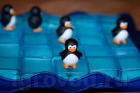 Лот: 5479988. Фото: 3. Пингвины на льдинах настольная... Дети растут
