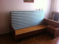 Лот: 6057102. Фото: 2. Кровать с матрасом и тумбой. Мебель для спальни