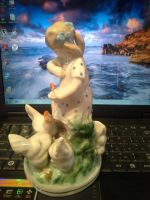 Лот: 6253614. Фото: 3. статуэтка "Девочка кормит кур". Коллекционирование, моделизм