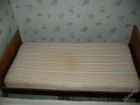 Лот: 921648. Фото: 2. Кровать с красным матрацем. Мебель для спальни