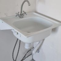 Лот: 25898271. Фото: 3. Раковина с крепежом и смесителем. Строительство и ремонт