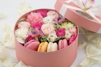 Лот: 7452433. Фото: 3. FlowerBox с макарунами (роза... Сувениры, подарки