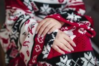 Лот: 8787405. Фото: 3. Плед с рукавами для двоих красно-белый... Домашний быт