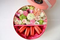 Лот: 7563589. Фото: 2. FlowerBox с макарунами (альстромерия... Цветы, букеты