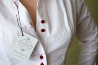 Лот: 5624267. Фото: 2. Блузка белая с красными пуговицами... Женская одежда