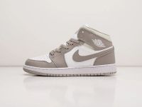 Лот: 20570220. Фото: 2. Кроссовки Nike Air Jordan 1 Mid... Женская обувь