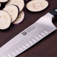 Лот: 24959118. Фото: 3. Нож сантоку Zwilling Pro с фестончатой... Домашний быт