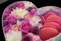 Лот: 7360340. Фото: 4. FlowerBox с макарунами (Роза... Красноярск