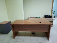 Лот: 25063995. Фото: 3. Стол офисный + 2 тумбы. Мебель