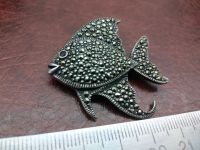 Лот: 24396782. Фото: 2. Брошь Рыбка с камнями. Серебро... Ювелирные изделия, бижутерия, часы