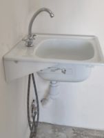 Лот: 25898271. Фото: 2. Раковина с крепежом и смесителем. Сантехника, водопровод