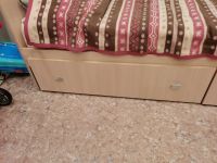 Лот: 19140302. Фото: 2. Кровать с матрасом и прикроватной... Мебель для спальни