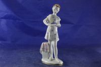 Лот: 25633316. Фото: 2. Фарфоровая статуэтка Юная помощница... Антиквариат