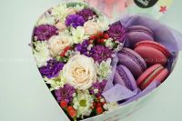 Лот: 6924239. Фото: 3. FlowerBox с макарунами (гвоздика... Сувениры, подарки