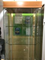 Лот: 8573153. Фото: 2. Шкаф стеклянный в отличном состоянии. Специализированная мебель
