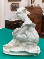 Лот: 18620679. Фото: 2. Статуэтка фарфор Вышивальщица... Антиквариат