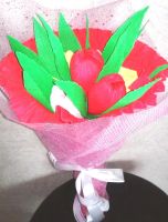 Лот: 5173425. Фото: 2. БУКЕТ тюльпанов с конфетой внутри... Цветы, букеты