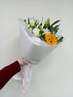 Лот: 25707772. Фото: 3. Белый букет с лилией и подсолнухом. Сувениры, подарки