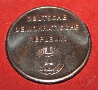 Лот: 1778642. Фото: 2. Настольная медаль ГДР. Памятник... Значки, медали, жетоны