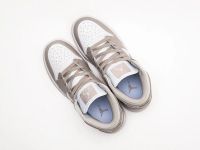 Лот: 20226547. Фото: 3. Кроссовки Nike Air Jordan 1 Mid. Одежда, обувь, галантерея