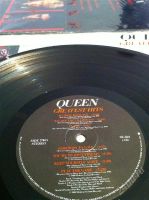 Лот: 880972. Фото: 2. QUEEN "GREATEST HITS" LP ELECTRA... Коллекционирование, моделизм