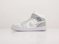 Лот: 18712676. Фото: 2. Кроссовки Nike Air Jordan 1 Mid. Женская обувь