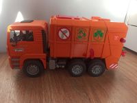 Лот: 20675057. Фото: 3. Мусоровоз Bruder Man с мигалкой. Дети растут