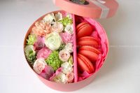 Лот: 7563589. Фото: 3. FlowerBox с макарунами (альстромерия... Сувениры, подарки