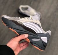 Лот: 14957722. Фото: 2. Кроссовки Adidas Yeezy Boost 700... Мужская обувь