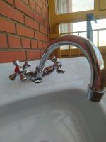 Лот: 17980773. Фото: 2. Раковина от застройщика со смесителем. Сантехника, водопровод