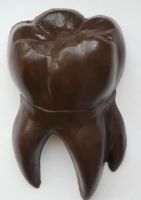 Лот: 6023393. Фото: 2. Зуб - шоколадная фигурка (подарок... Кондитерские изделия, конфеты
