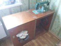 Лот: 8731855. Фото: 3. швейная машинка с складным столом... Бытовая техника